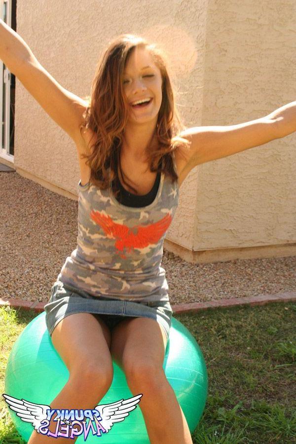 20P Pictures of teen girl Brittany Maree teasing with no top on