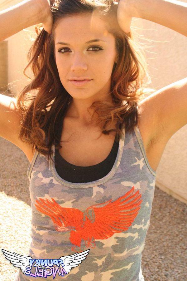20P Pictures of teen girl Brittany Maree teasing with no top on