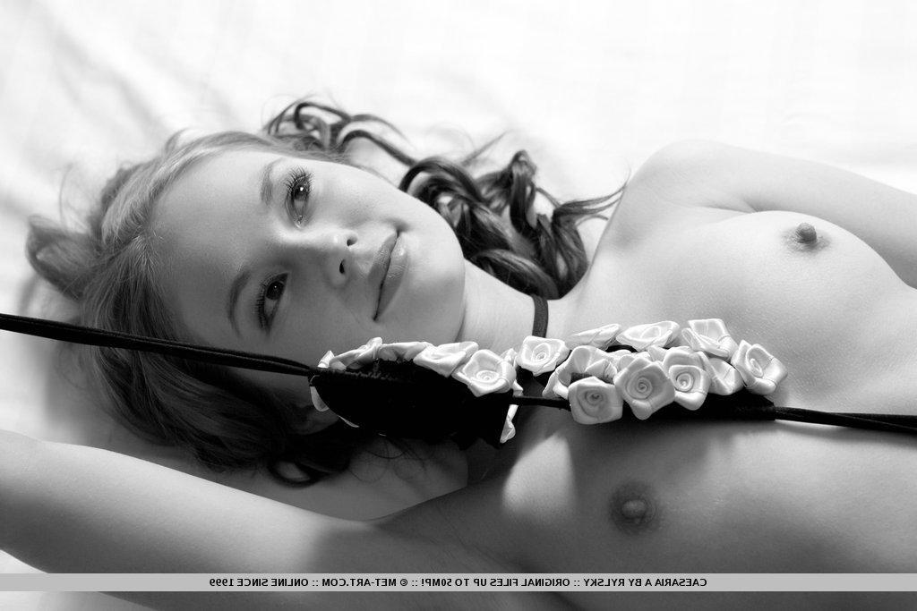 18P Pictures of teen beauty Caesaria A stripping nude for you in bed