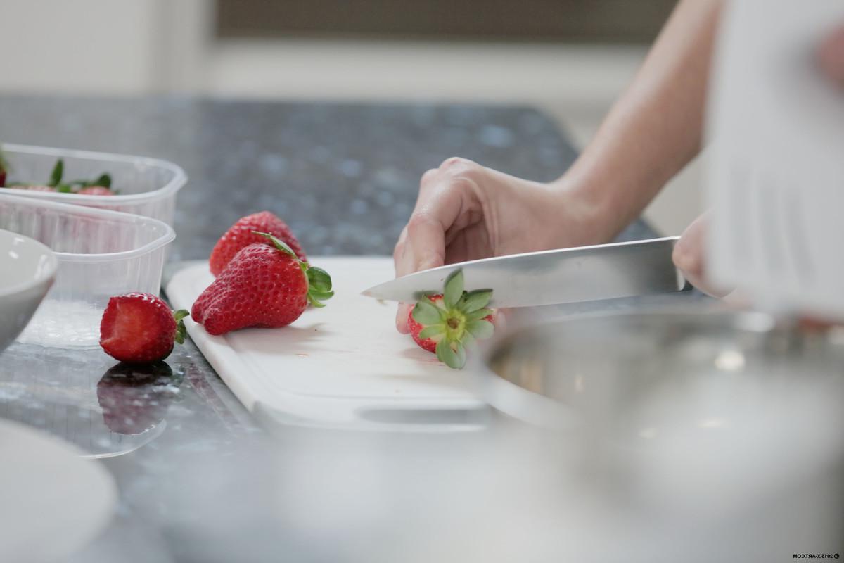 16P Candice Luka gets seduced with food in the kitchen