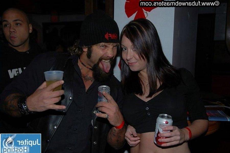 16P Pictures of teen girls getting naughty at a party