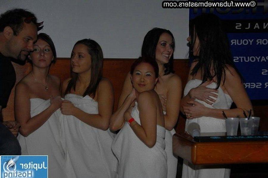 16P Pictures of teen girls getting naughty at a party