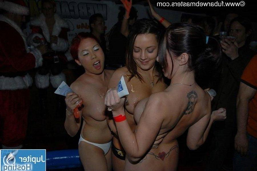16P Pictures of teen girls getting naughty at a party