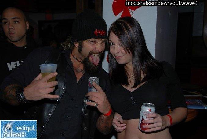 16P Cassie gets naked with some other girls at a party