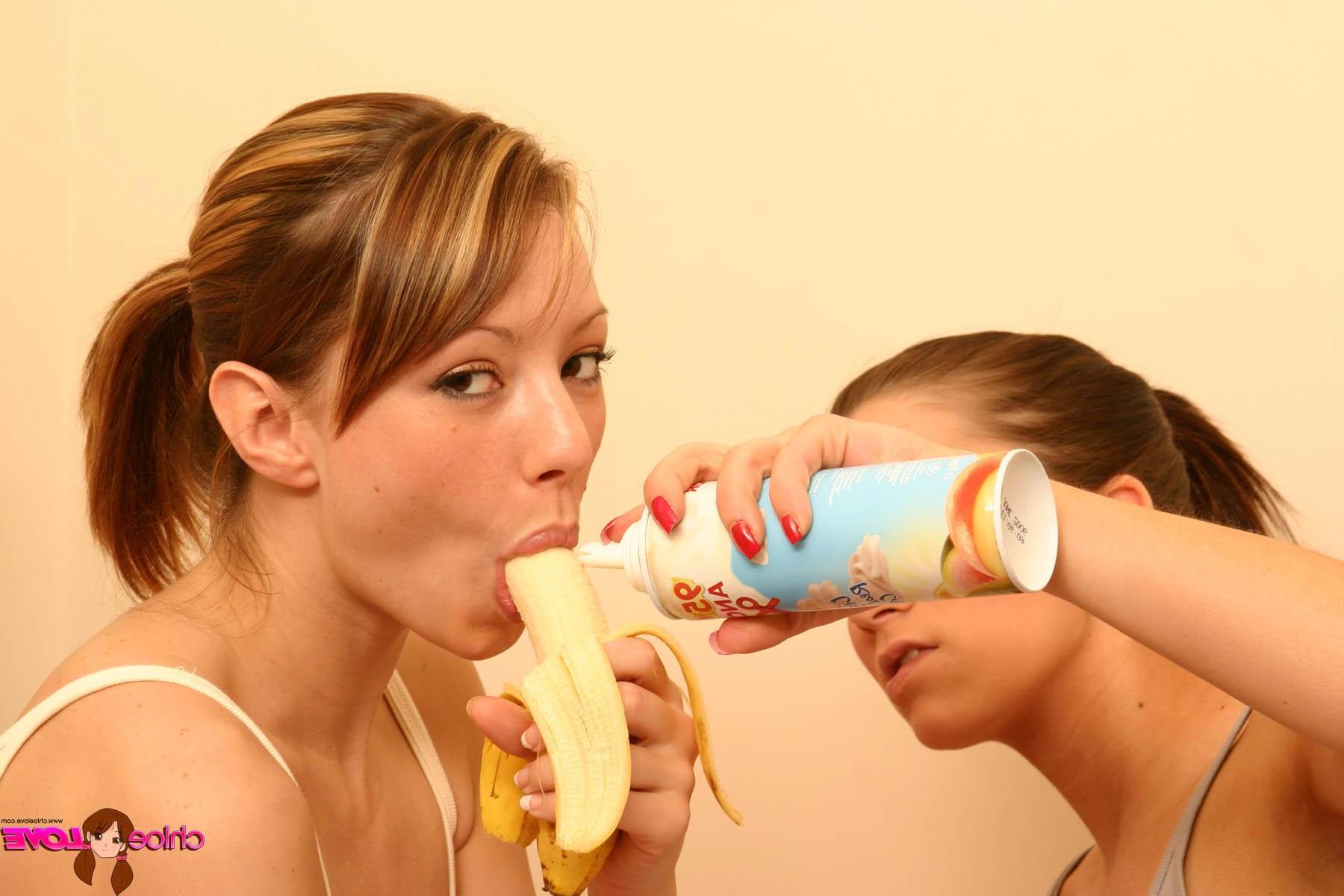 15P Pictures of Chloe Love sharing food with her girlfriend