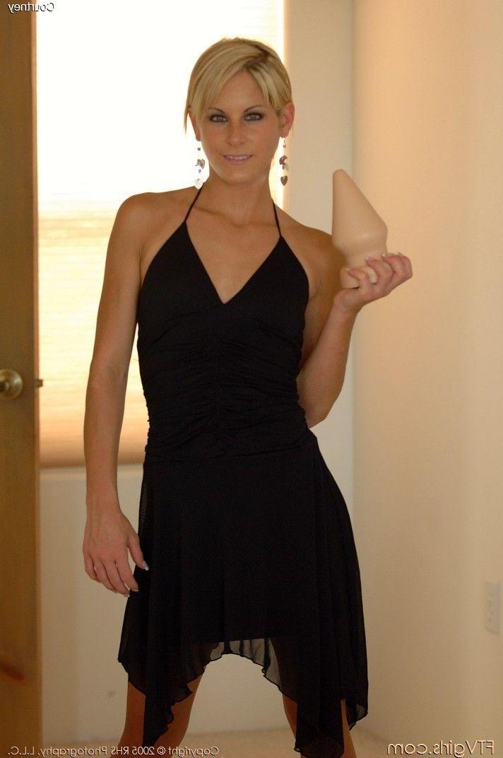 20P Pictures of Courtney Simpson stretching her tight teen pussy