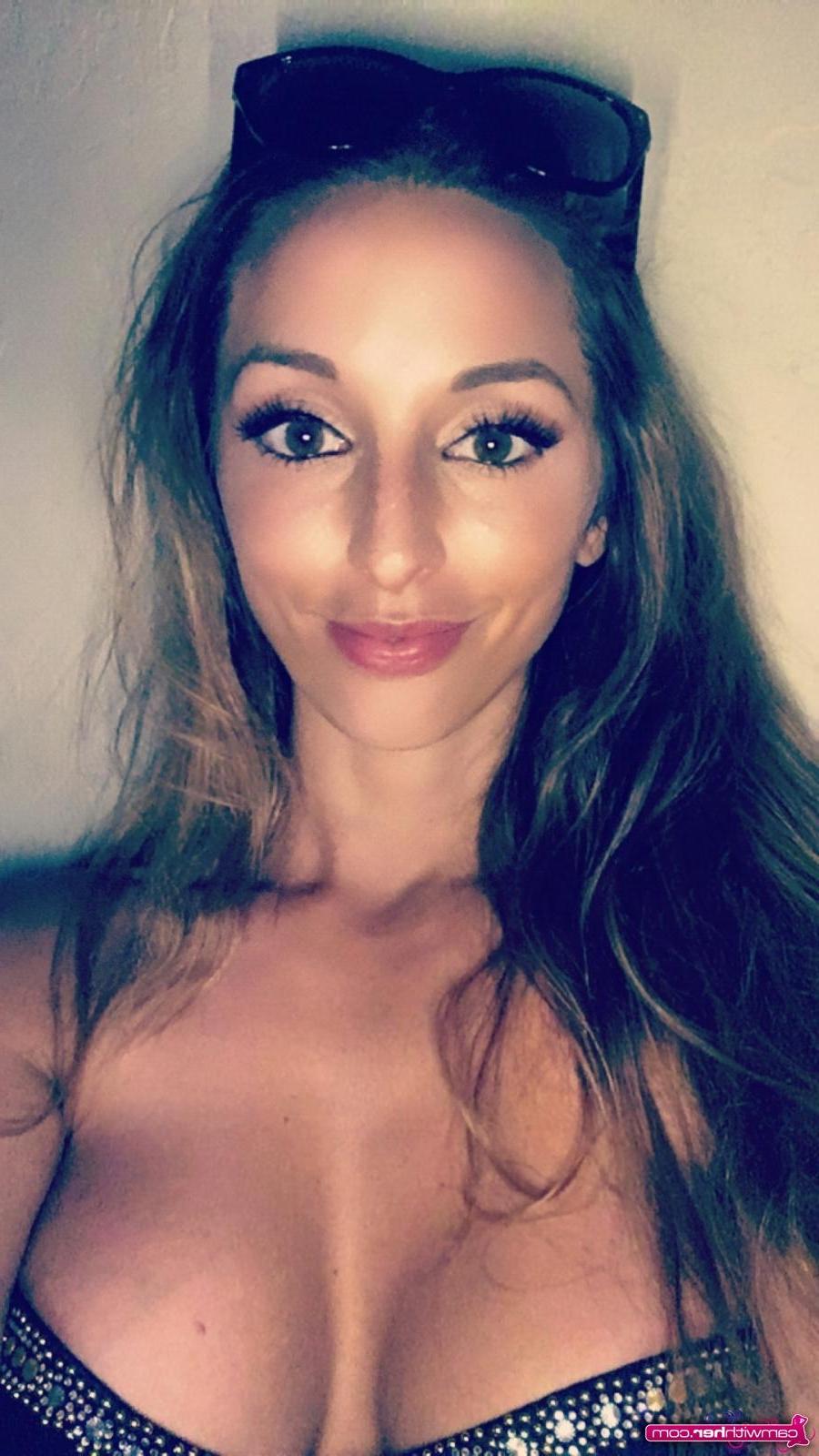 12P Busty model Courtney Shane shows you her sexy selfies collection