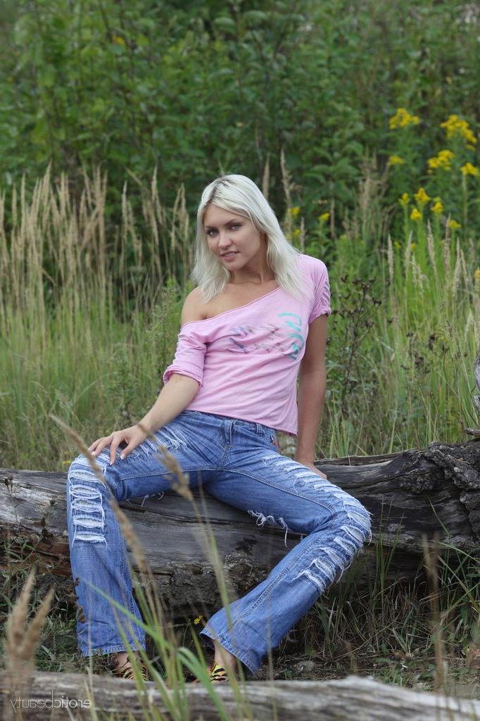 16P Blonde girl Kristy gives a striptease in her blue jeans outside