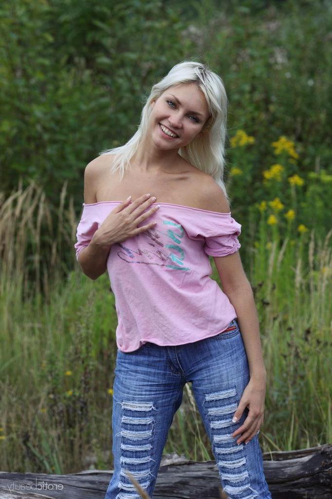 16P Blonde girl Kristy gives a striptease in her blue jeans outside
