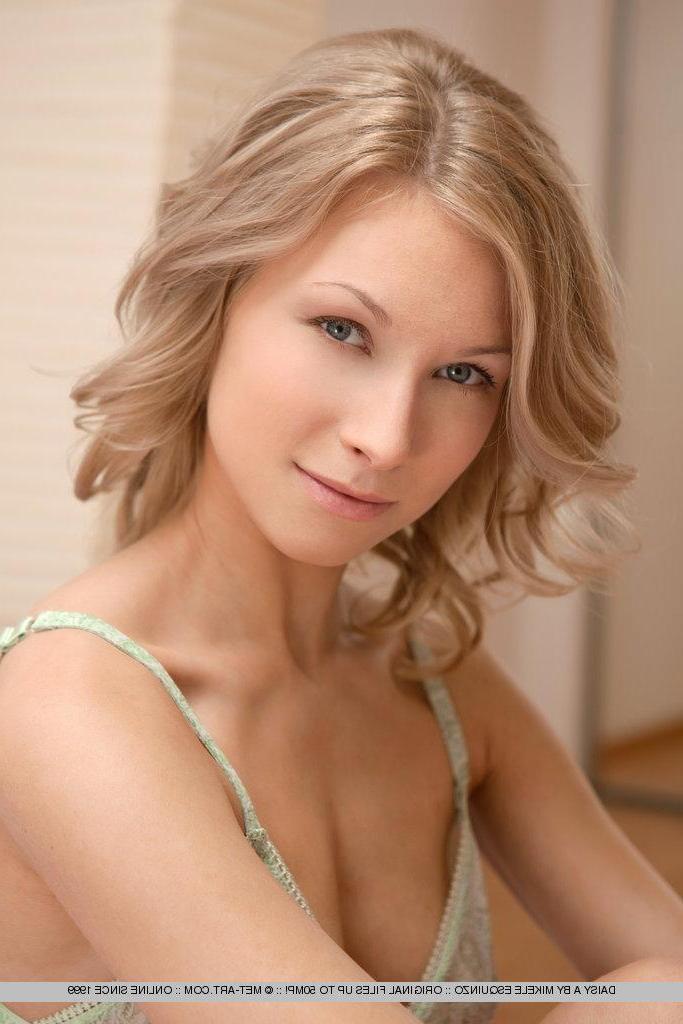 18P Pictures of teen beauty Daisy A showing her sexy naked body
