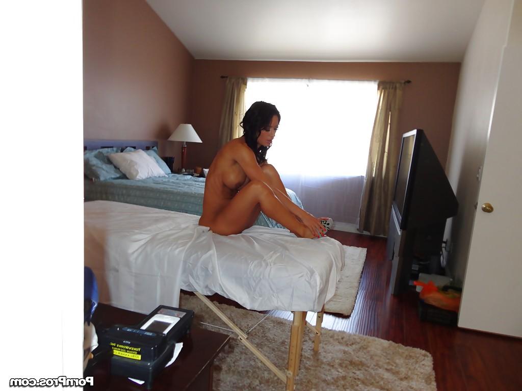 16P Brunette Latina Franceska Jaimes baring nice ass while disrobing for massage