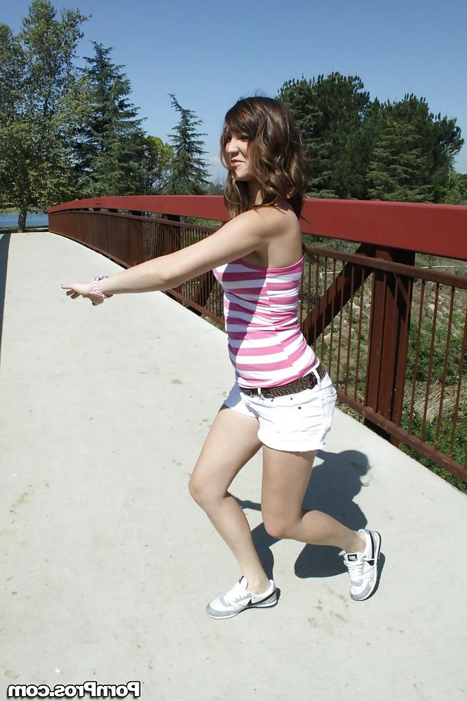 16P Flexible babe in shorts Holly Michaels shows her sports body outdoor