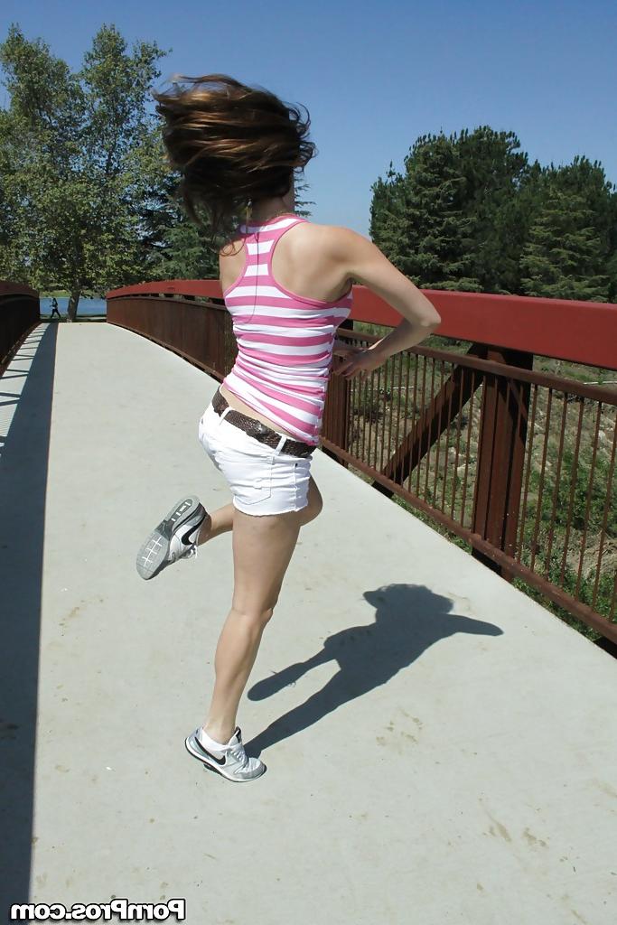 16P Flexible babe in shorts Holly Michaels shows her sports body outdoor