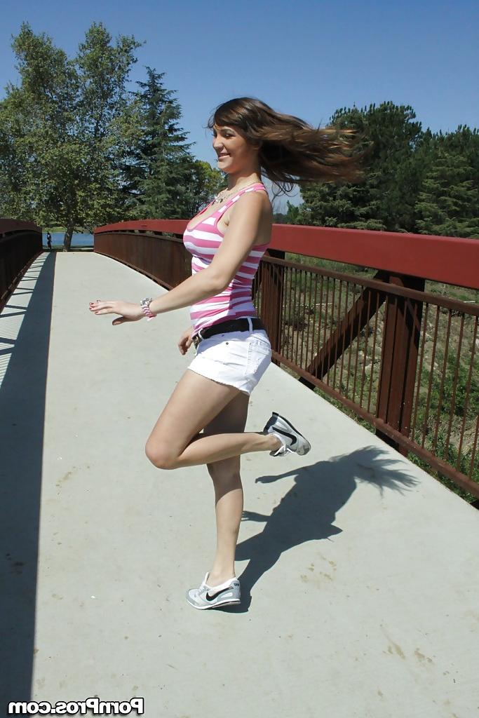 16P Flexible babe in shorts Holly Michaels shows her sports body outdoor