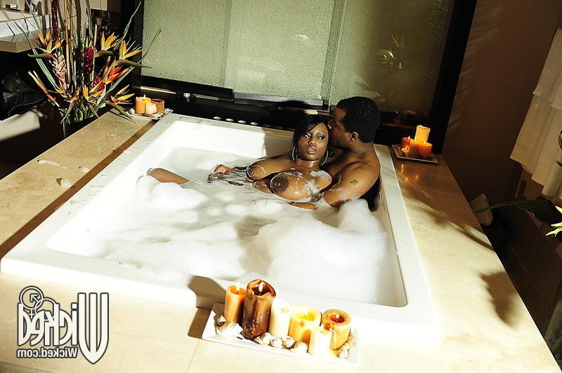 16P Chubby ebony MILF with big tits fucking hardcore in the bath