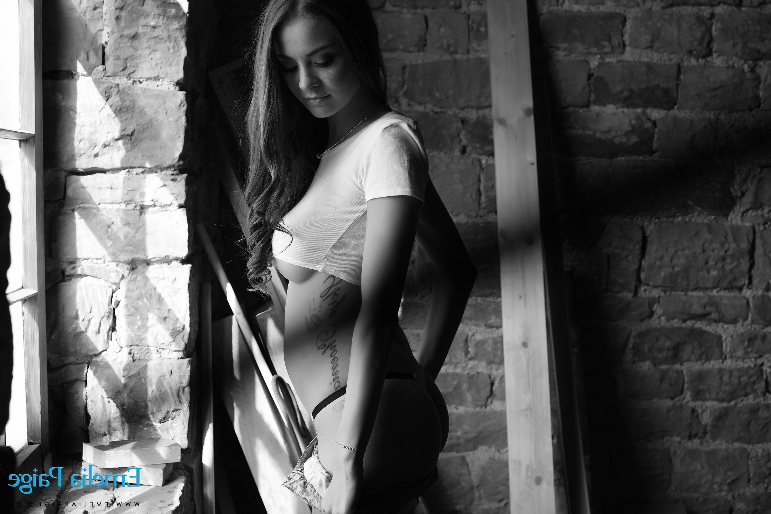16P Emelia Paige removes her top to reveal her big boobs in black and white