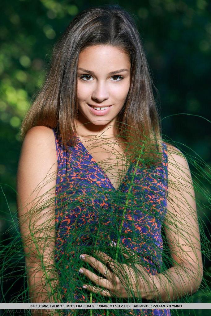 18P Emmy strips off her purple dress to show you her tight naked body