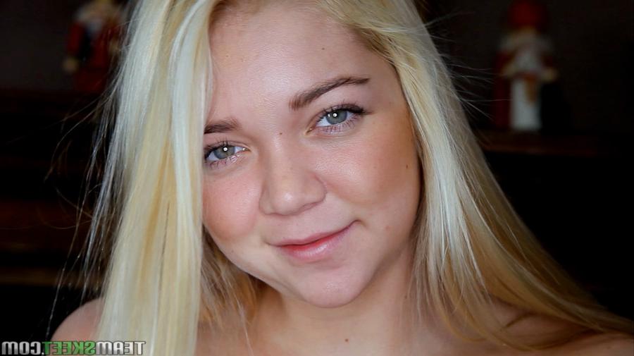 16P Babe with green eyes Jessie Andrews gives a blowjob and gets sperm