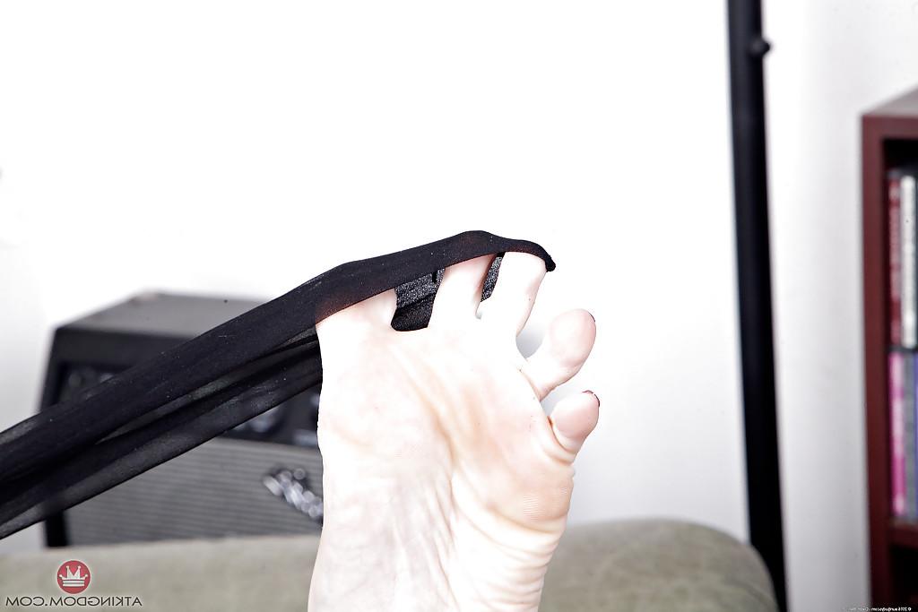16P Solo girl Jessica Taylor freeing barefeet from nylons and high heels