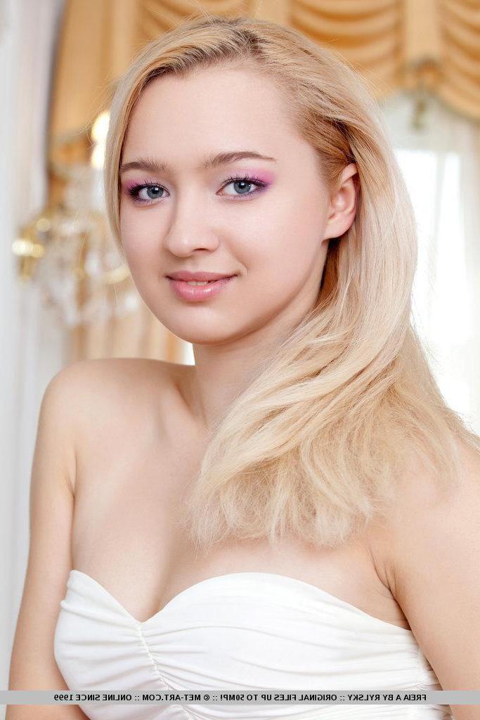 18P Pictures of teen beauty Freia A spreading her legs for you