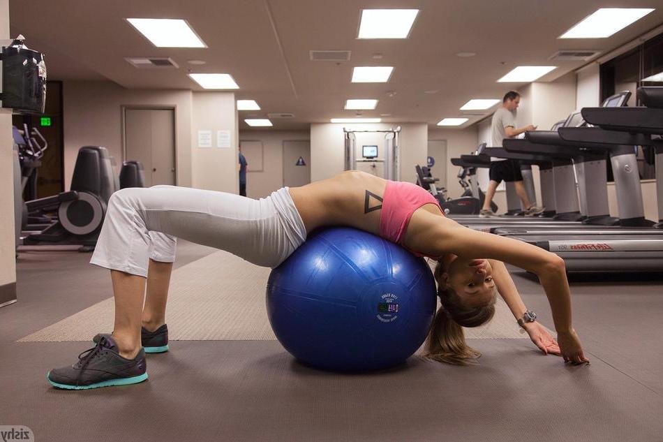 8P Geri Burgess shows how flexible she is at the gym