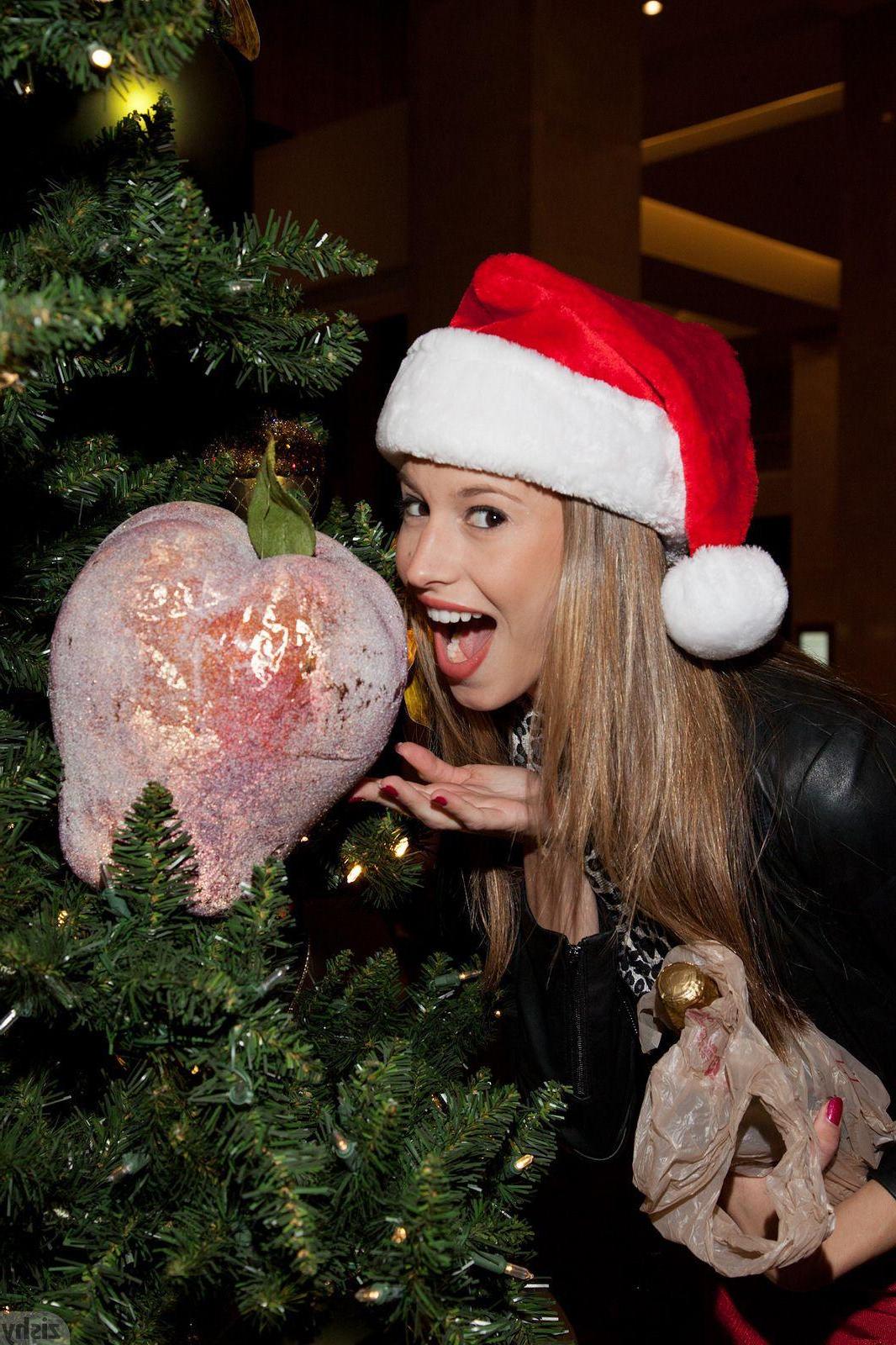 12P Geri Burgess has a private holiday party and you are invited