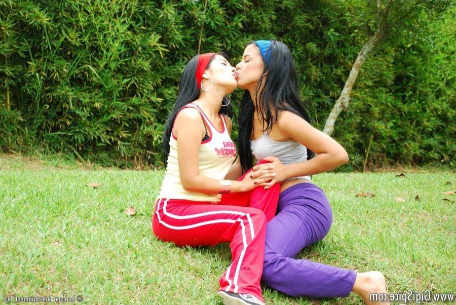 15P Pictures of Gigi Spice getting her lesbian freak on