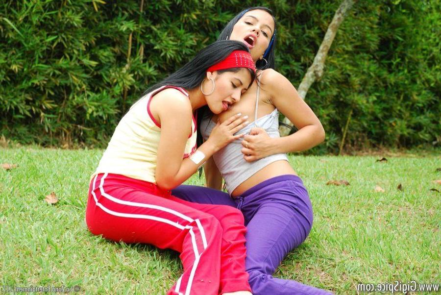 15P Pictures of Gigi Spice getting her lesbian freak on