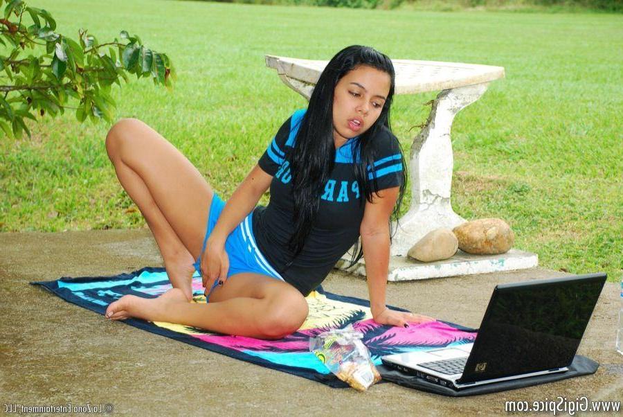 15P Pictures of Gigi Spice toying her tight pussy