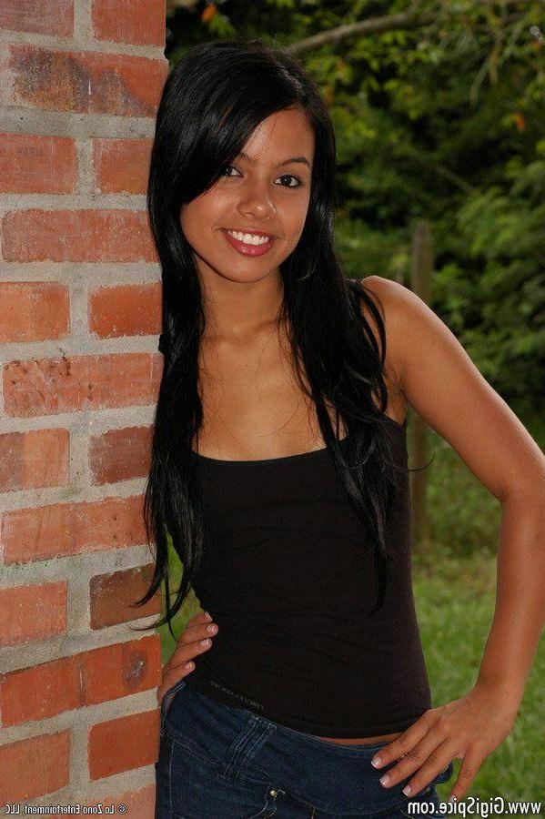 15P Pictures of teen chick Gigi Spice toying her tight little pussy