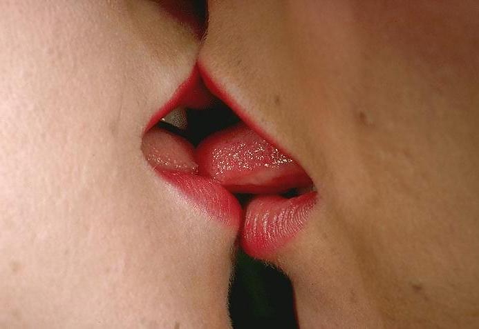 25P Kissing girls 02
