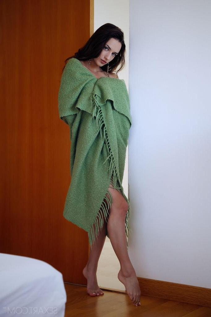 12P Gloria Sol confidently poses naked on top of the bed