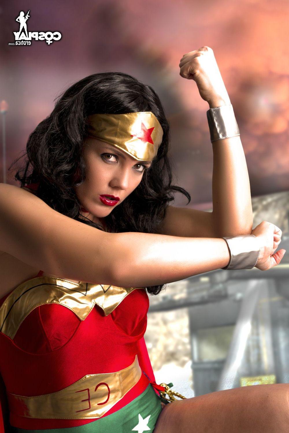 16P Pictures of stunning cosplayer Gogo dressed up as Wonder Woman