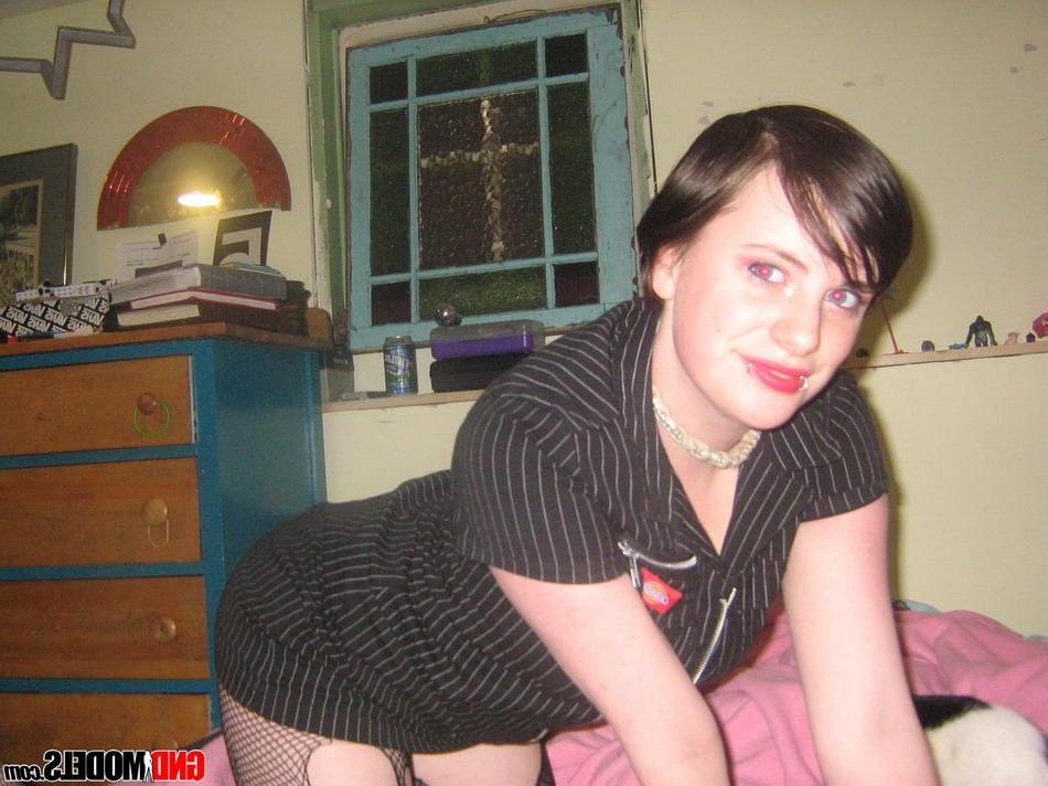 16P Pictures of teen girl GND Sadie giving you a gothic tease at home