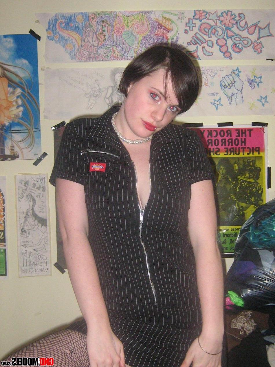 16P Pictures of teen girl GND Sadie giving you a gothic tease at home