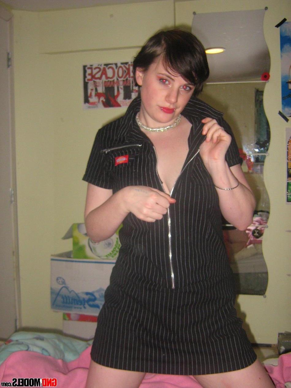 16P Pictures of teen girl GND Sadie giving you a gothic tease at home