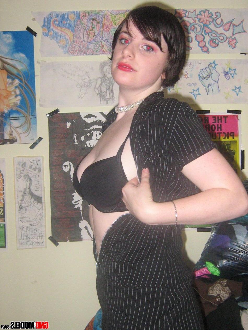16P Pictures of teen girl GND Sadie giving you a gothic tease at home