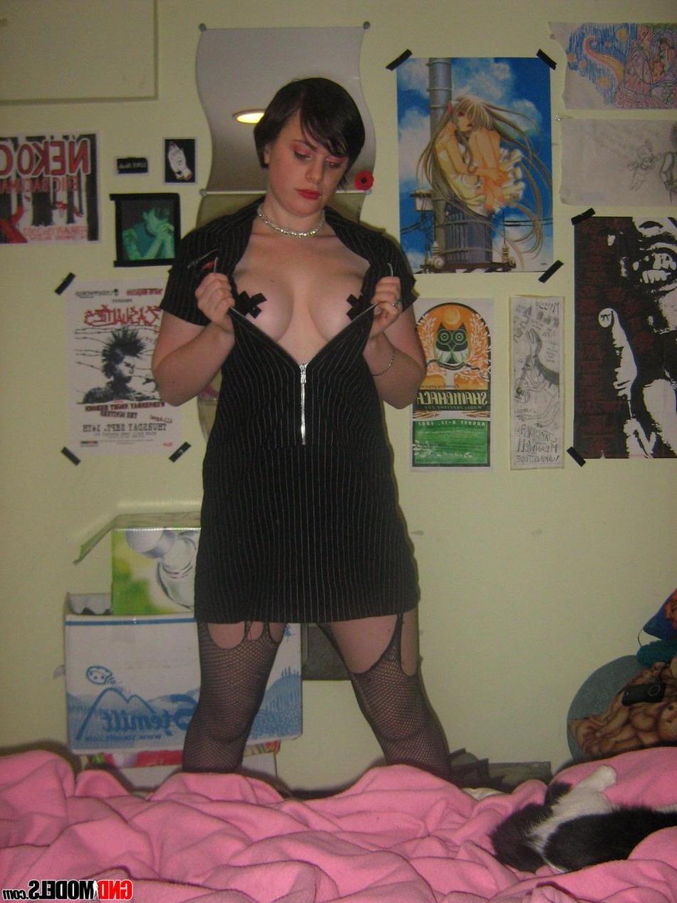 16P Pictures of teen girl GND Sadie giving you a gothic tease at home