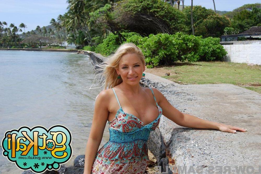 15P Pictures of teen star Got Kali flashing her tits and pussy on a beach