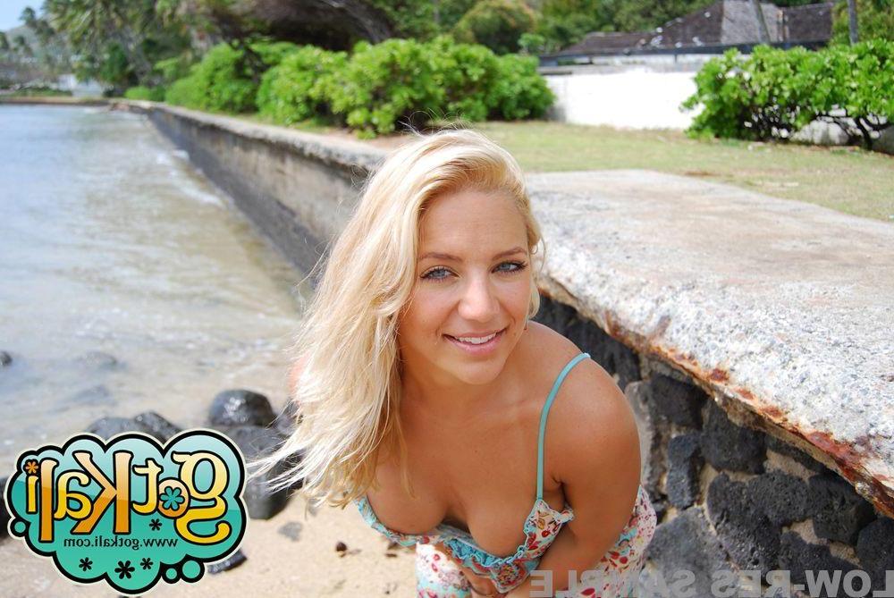 15P Pictures of teen star Got Kali flashing her tits and pussy on a beach