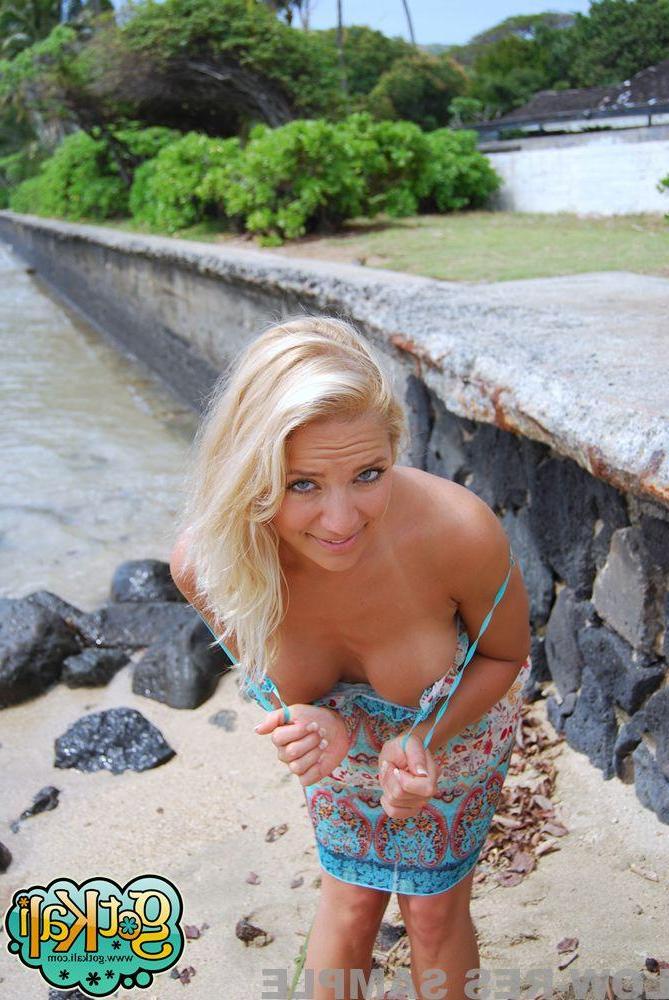 15P Pictures of teen star Got Kali flashing her tits and pussy on a beach