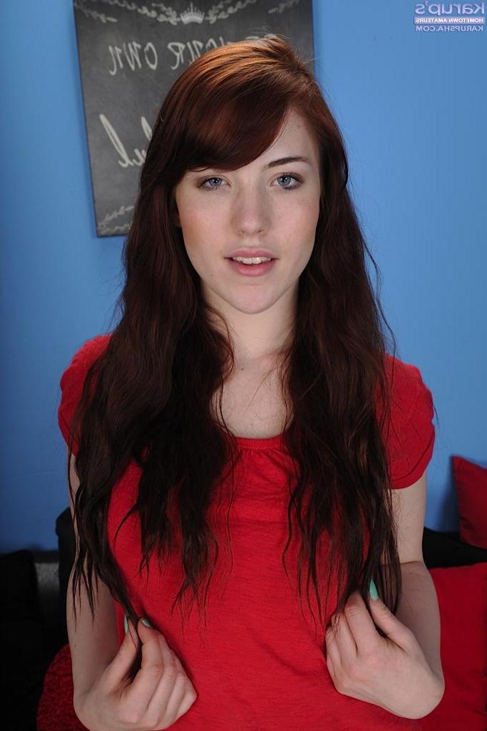 15P Flexible Gwen Stark spreading her trimmed pussy