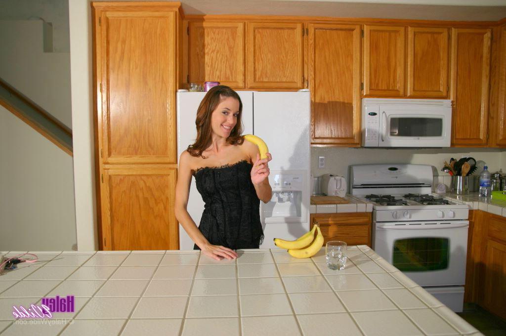 18P Pictures of Haley Wilde playing with food
