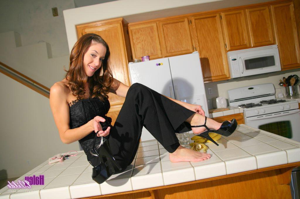 18P Pictures of Haley Wilde playing with food