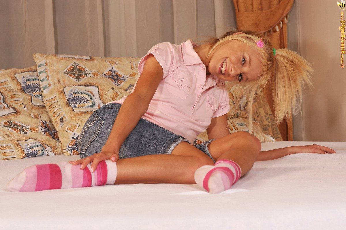 16P Pictures of Hanna\'s Honeypot shoving a carrot up her pussy