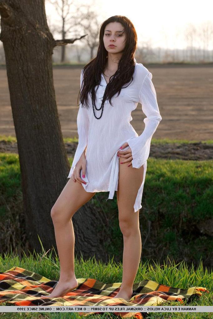 18P Pictures of teen beauty Hannah E naked outside