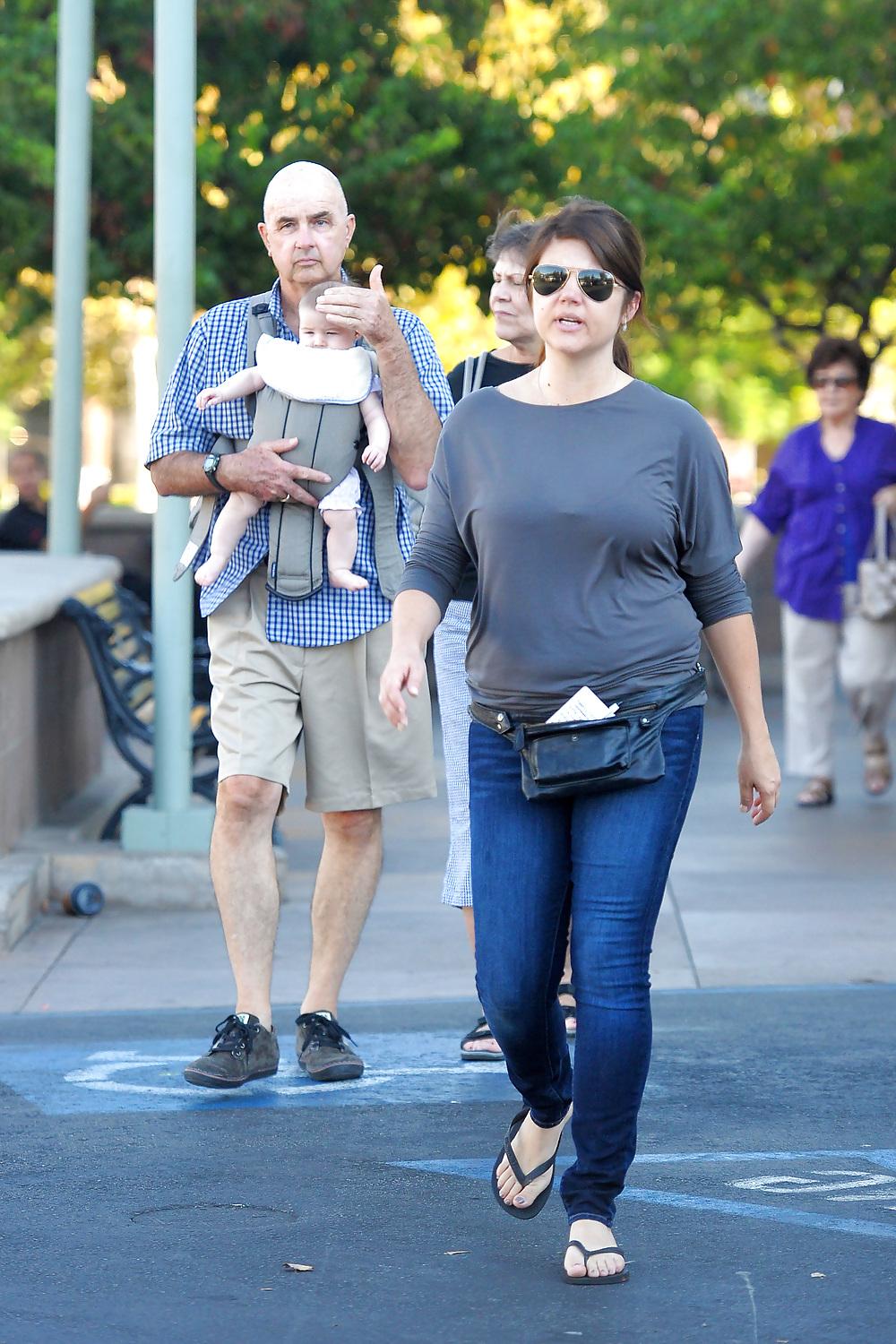 25P Tiffani Thiessen Foot Pics