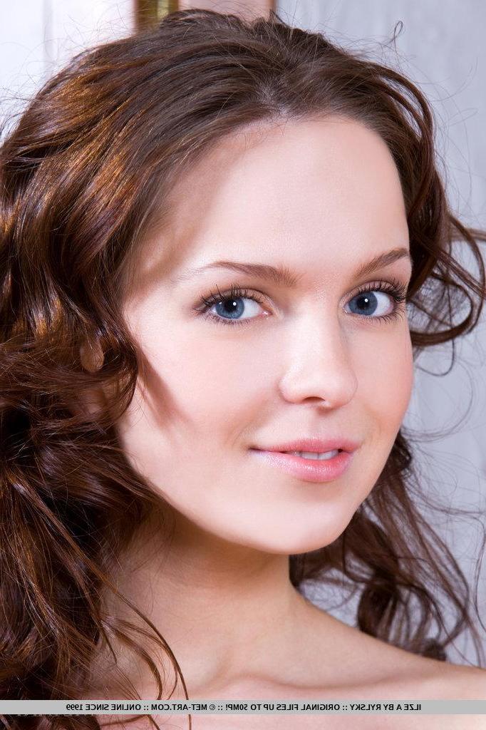 18P Pictures of teen beauty Ilze A peeling off her white lace lingerie