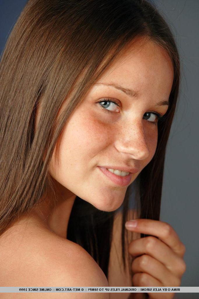 18P Pictures of teen beauty Irina O showing her tight naked body