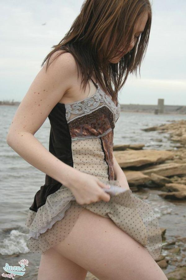 20P Pictures of teen porn girl It\'s Sarah Time showing off her round ass outside